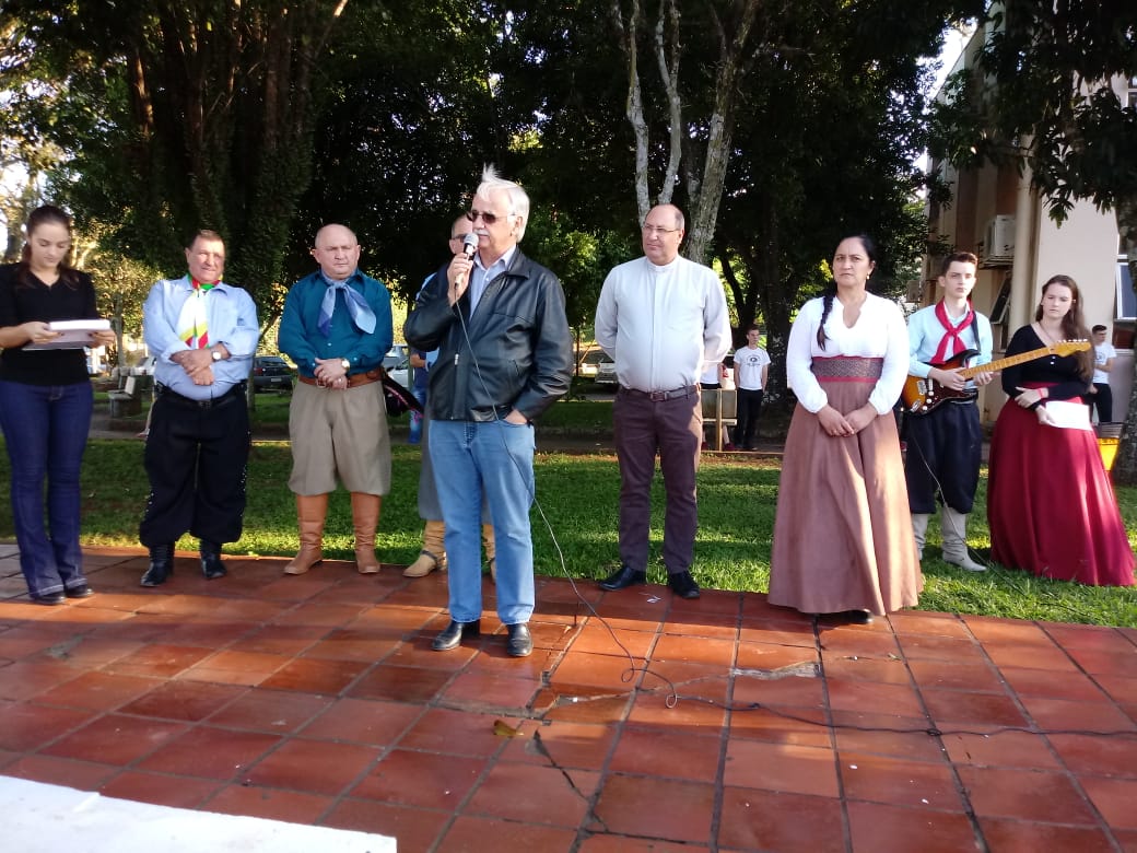 HORA CÍVICA MARCA RECEPÇÃO AOS CAVALARIANOS DA 15ª CAVALGADA DOS BEATOS MANOEL E ADÍLIO, MÁRTIRES DO RS. 